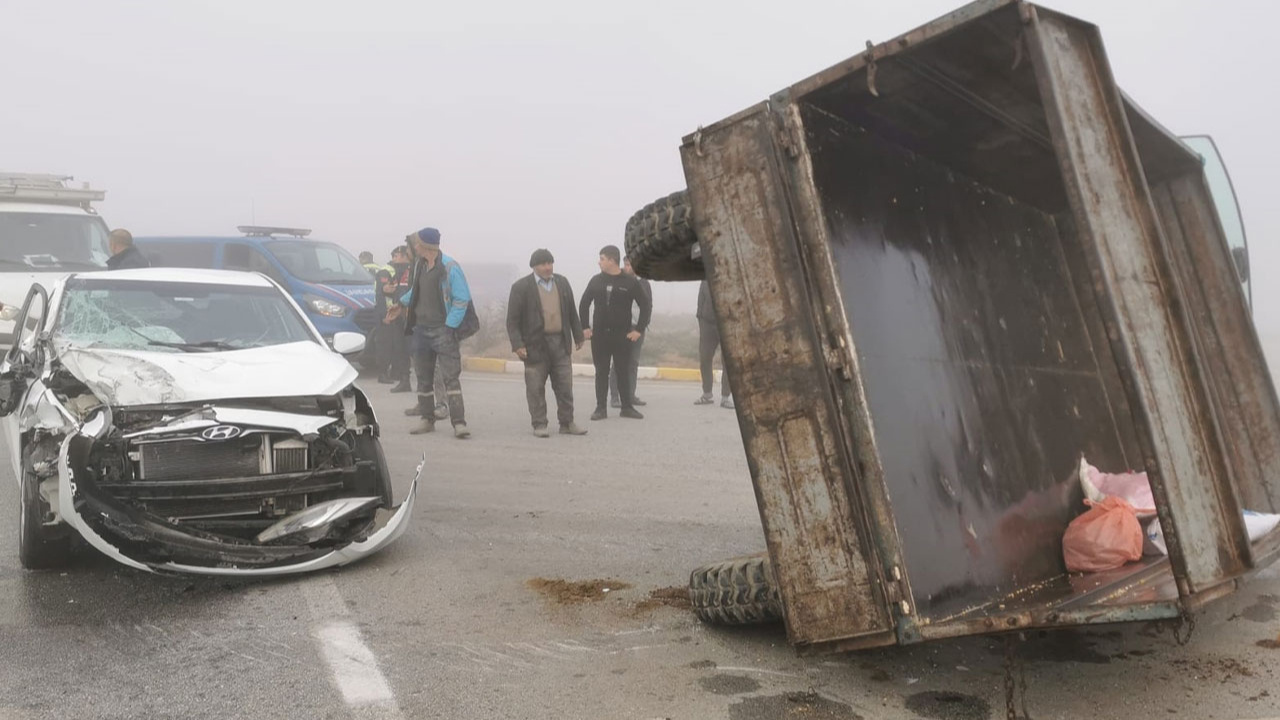 Afyonkarahisar'da otomobil traktör römorkuna çarptı! 7 kişi yaralandı