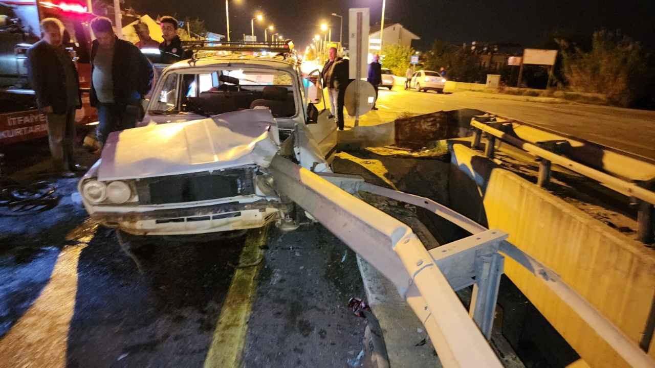 Fethiye'de bariyer otomobile ok gibi saplandı, yaralanan sürücü hastaneye kaldırıldı