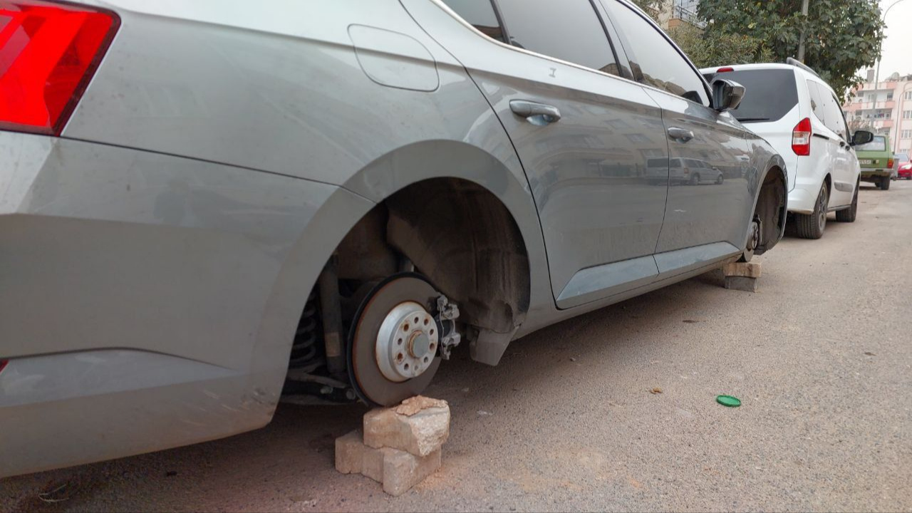 Gaziantep'te park halindeki 3 otomobilin lastikleri jantlarıyla çalındı