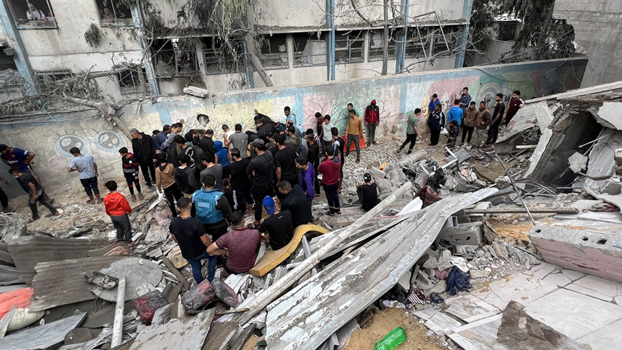 Gazze'de Ürdün Sahra Hastanesi personeli yaralılara müdahale ederken bombalandı