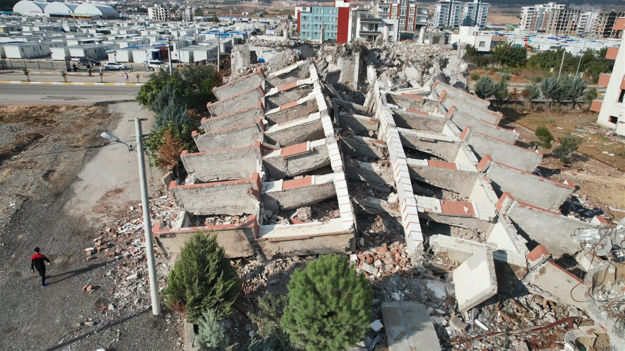 Adıyaman’da depremden sonra hasar alan binalar yıkılıyor