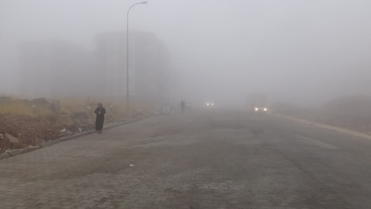 Şanlıurfa'da sis nedeniyle görüş mesafesi 25 metreye kadar düştü
