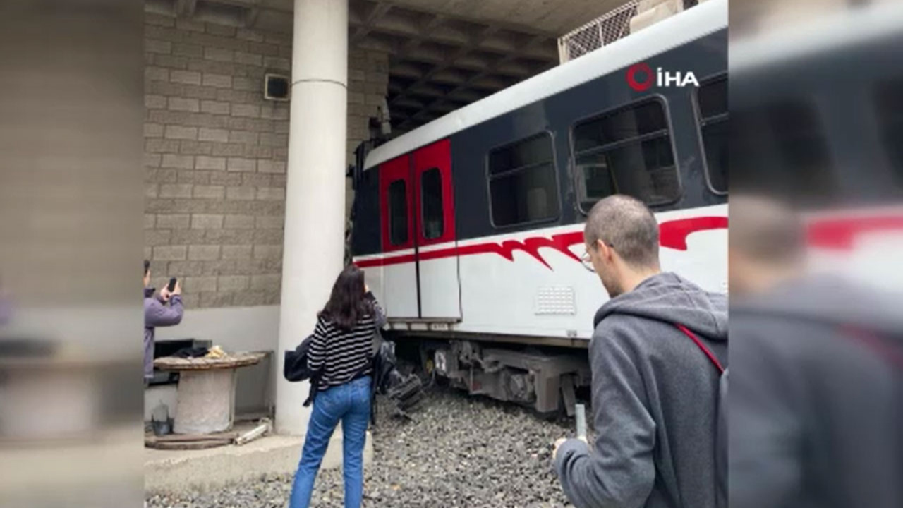 İzmir'de seyir halindeki metro raydan çıktı, duvara çarptı!