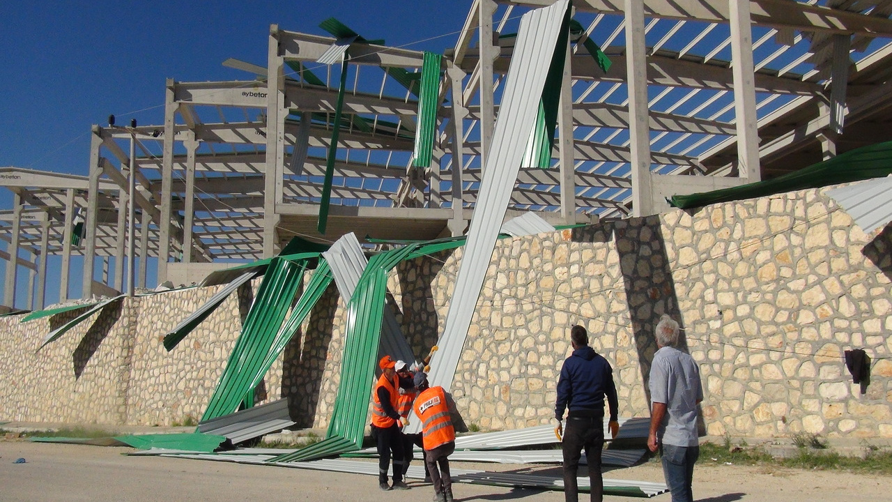 Mersin Silifke’de şiddetli rüzgar fabrika inşaatı çatısını uçurdu