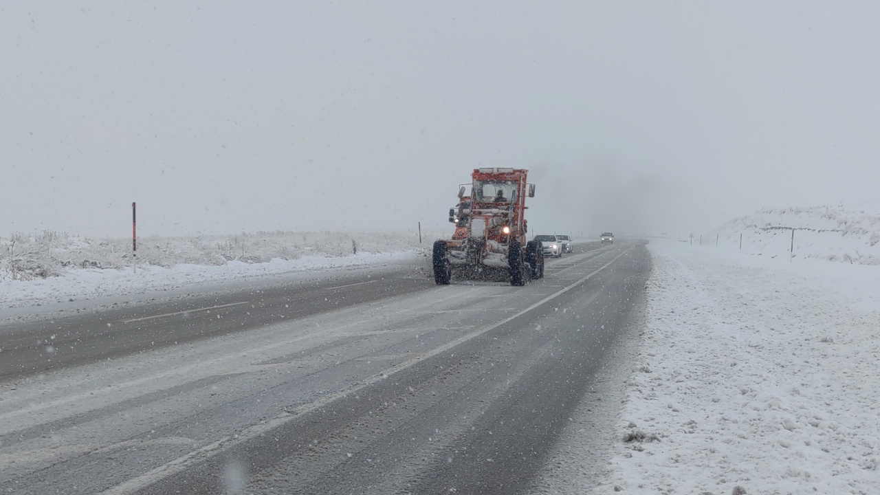 Van'da kar yağışı başladı, sürücüler zorlandı