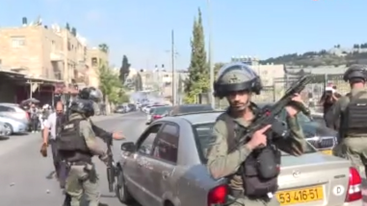 İsrail güçleri TRT ekibine saldırdı! Kamera kırıldı