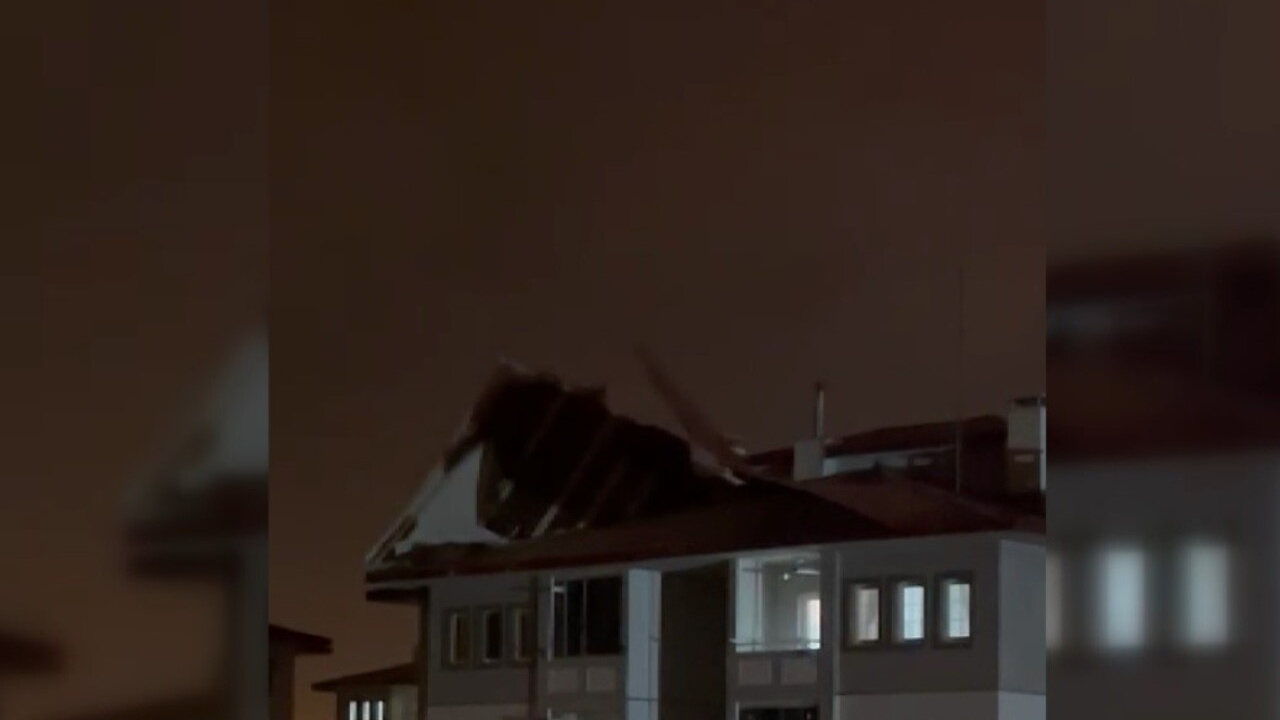 Erzincan’da rüzgar binanın çatısını yerinden söktü