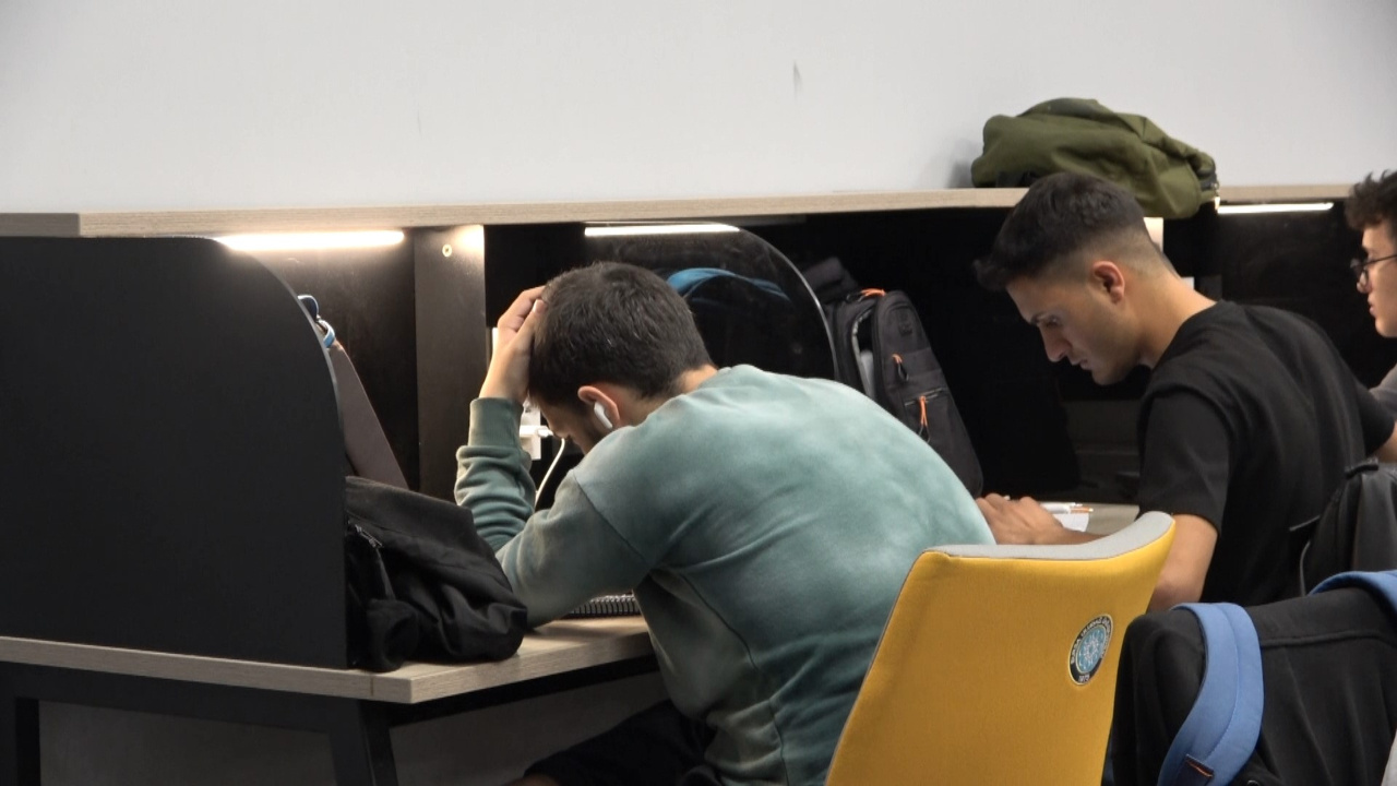 Bursa'da sınavlarına hazırlanan öğrenciler kütüphanede sabahladı