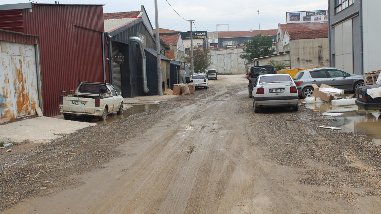 Eskişehir'de sağanak yağış sonrası sokak çamura büründü