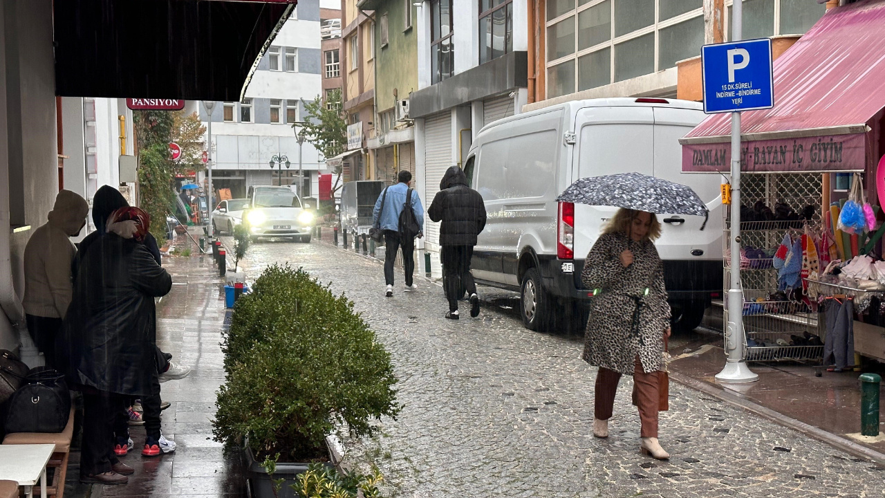 Eskişehir’de şiddetli yağış ve fırtına başladı, vatandaşlar zorlandı