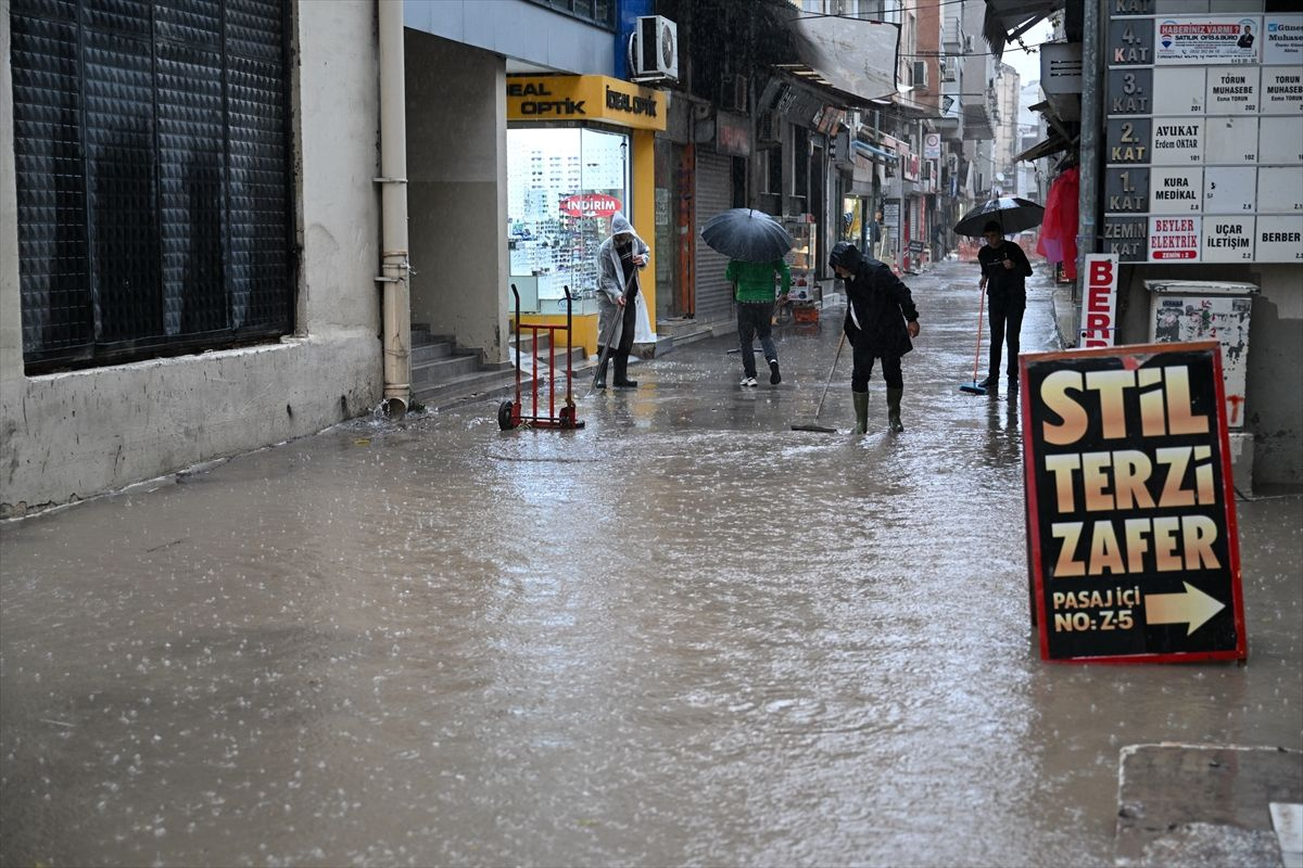 İzmir sağanak yağış ve fırtına sonrası bu hale geldi! Araçlar suyun içinde kaldı