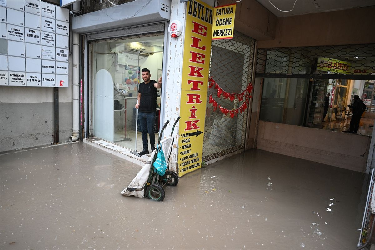 İzmir sağanak yağış ve fırtına sonrası bu hale geldi! Araçlar suyun içinde kaldı