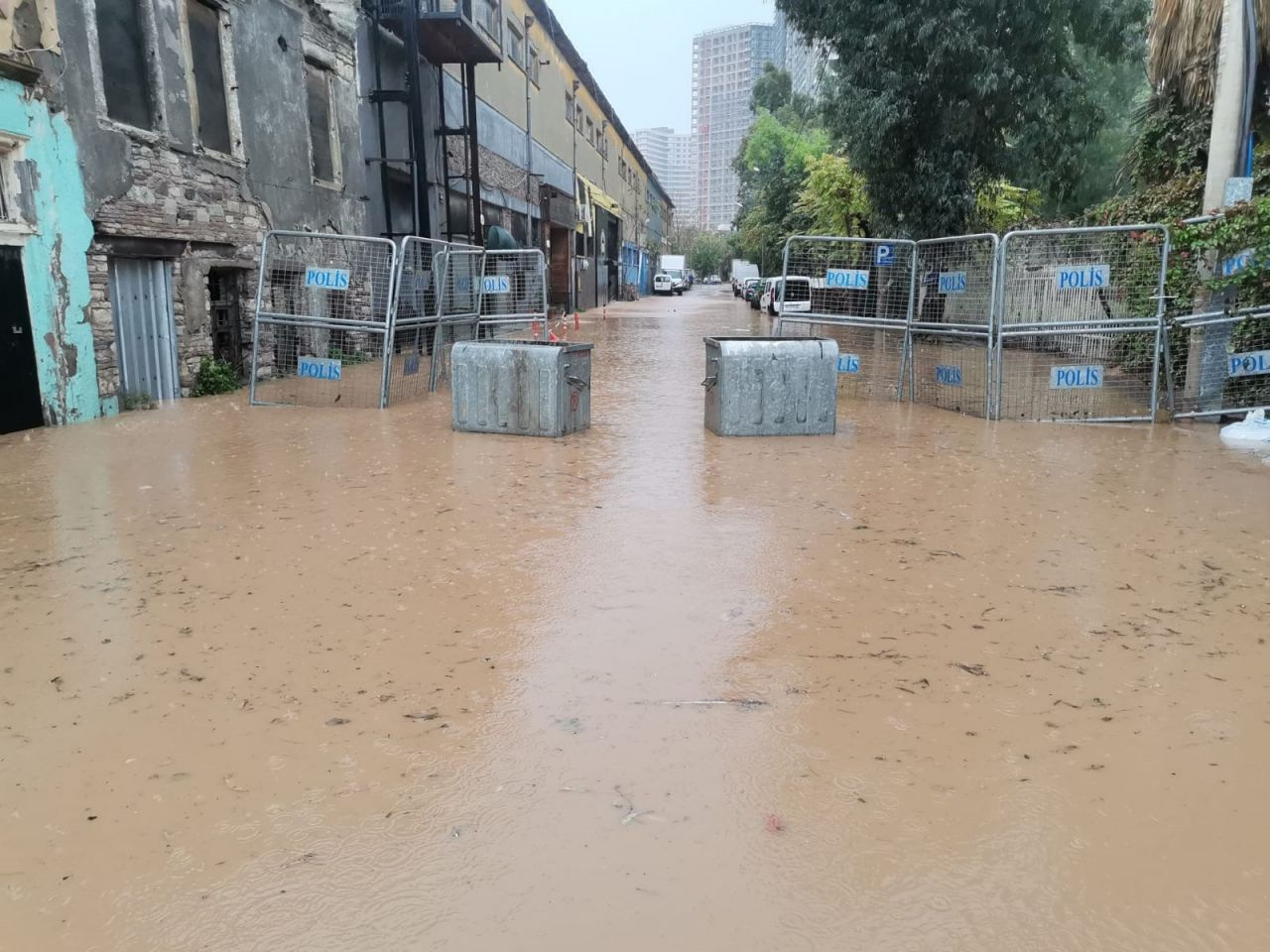 İzmir sağanak yağış ve fırtına sonrası bu hale geldi! Araçlar suyun içinde kaldı