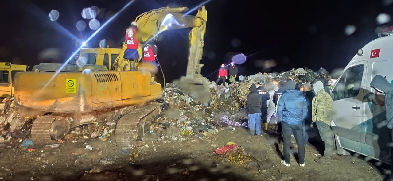  Belediye işçisi çöplükte kayboldu! Çöp kamyonu üzerine çöp boşalttı...