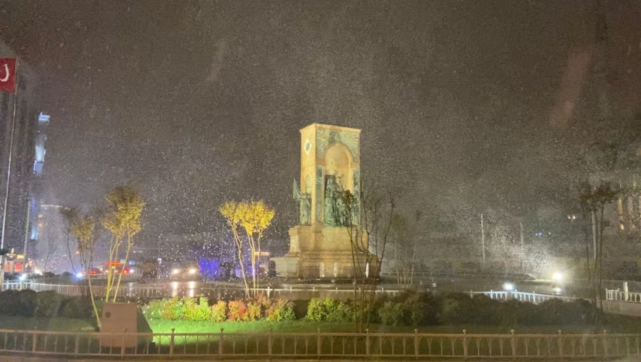 İstanbul'da kar yağışı başladı! Her yer beyaza bürünmeye başladı! İşte Taksim Meydanı ve Çamlıca Tepesi...