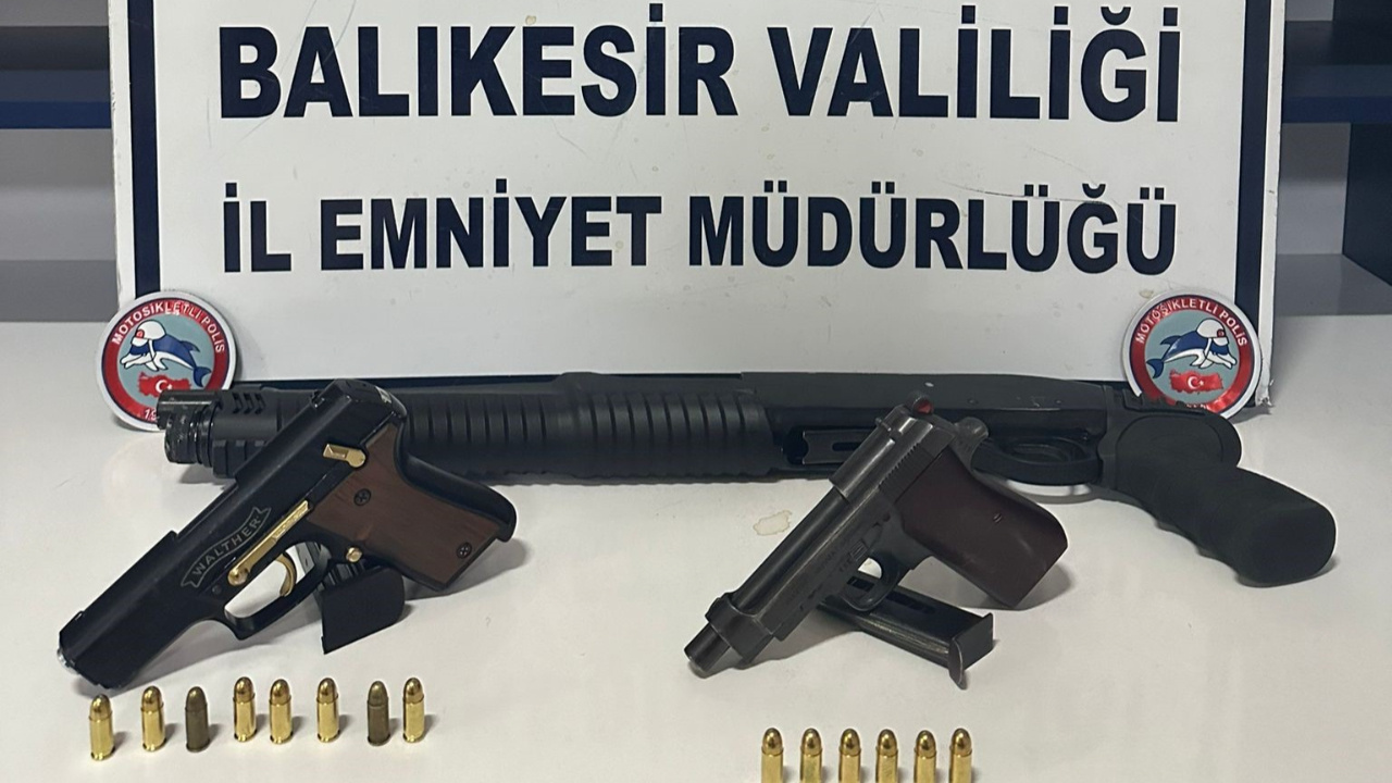 Balıkesir'de polis 11 aranan şahsı yakaladı, 14 fişek ele geçirildi