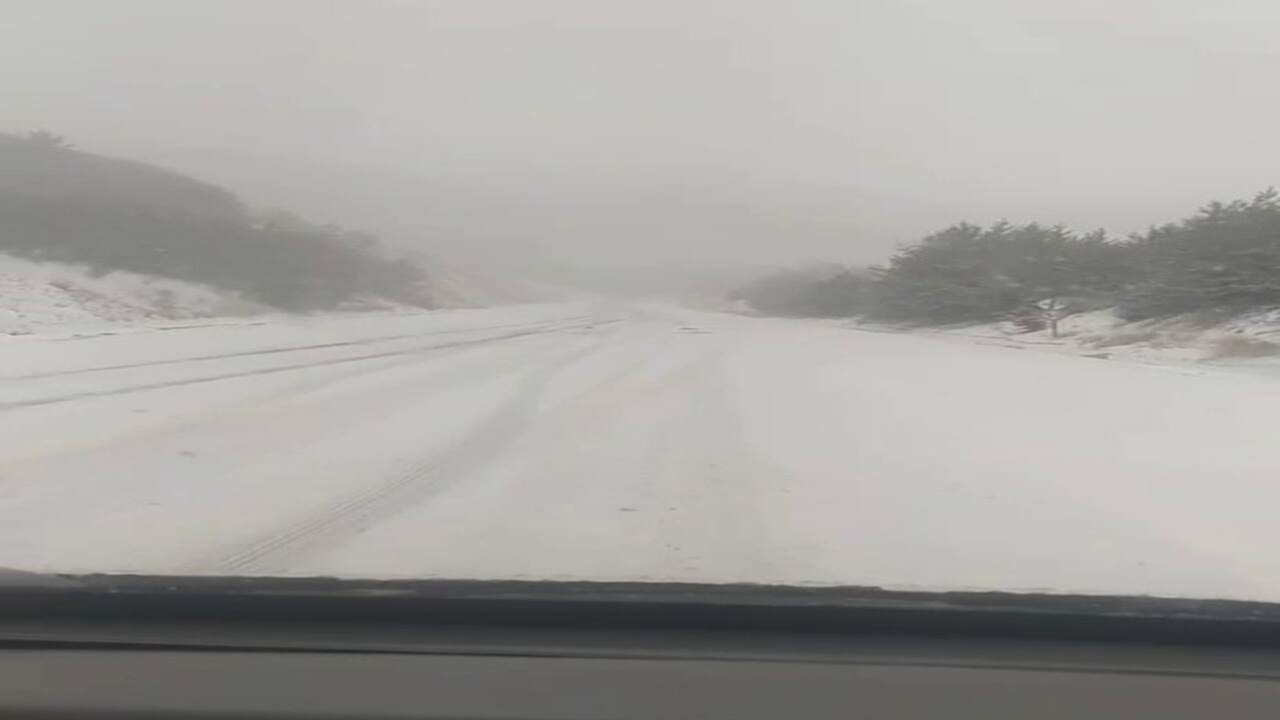Sivas'ta kar yağışına hazırlıksız yakalanan sürücüler zor anlar yaşadı