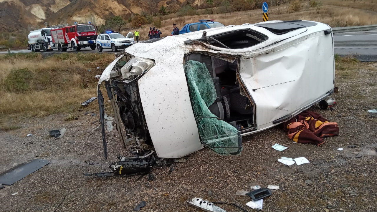 Sivas'ta bir araç şarampole devrildi, 3 kişi yaralandı