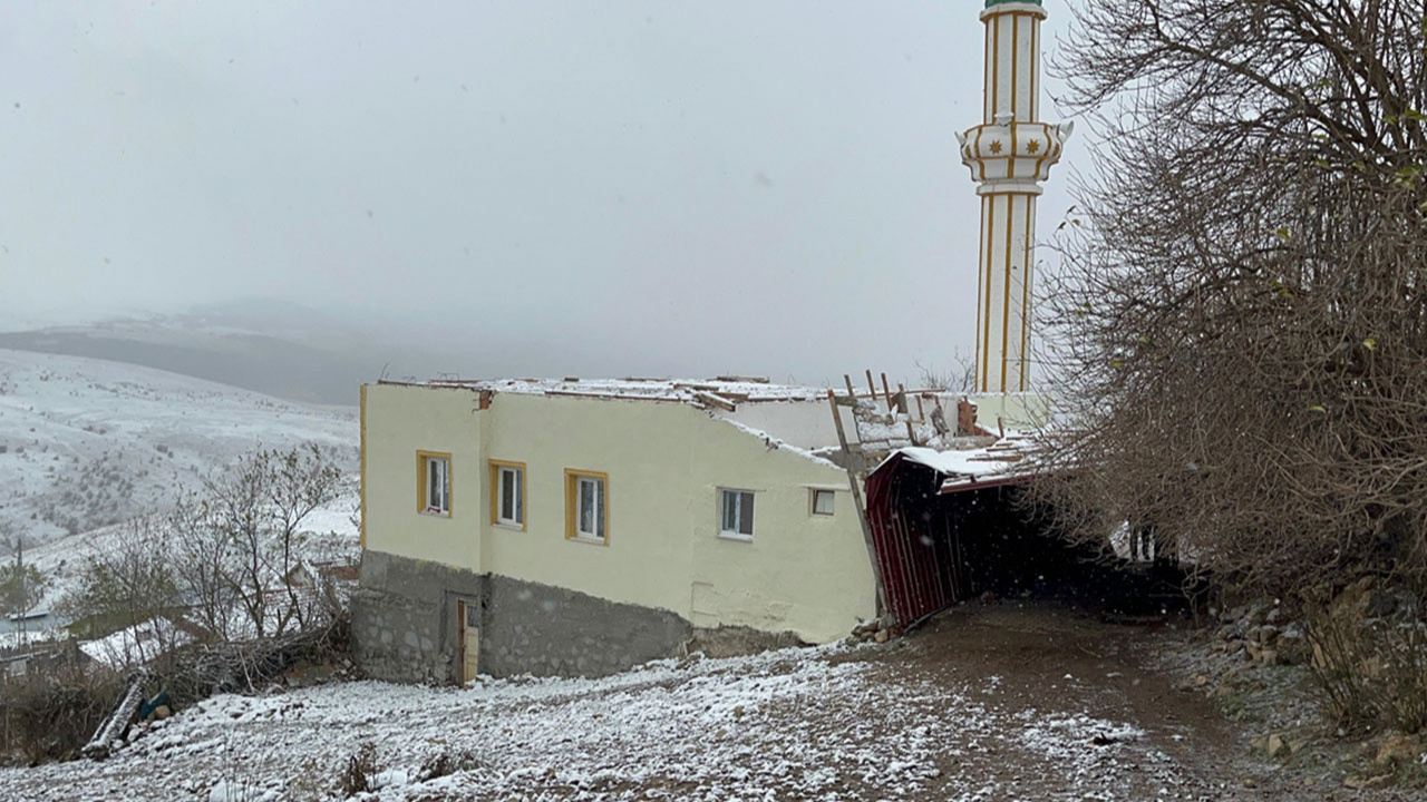 Çankırı'da şiddetli rüzgar caminin çatısını uçurdu!