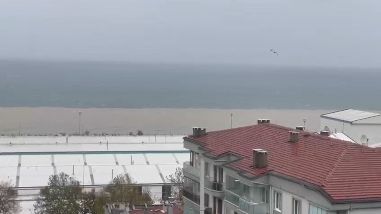 Bursa’da sahillerde etkili olan şiddetli lodos ve fırtına hayatı olumsuz etkiledi