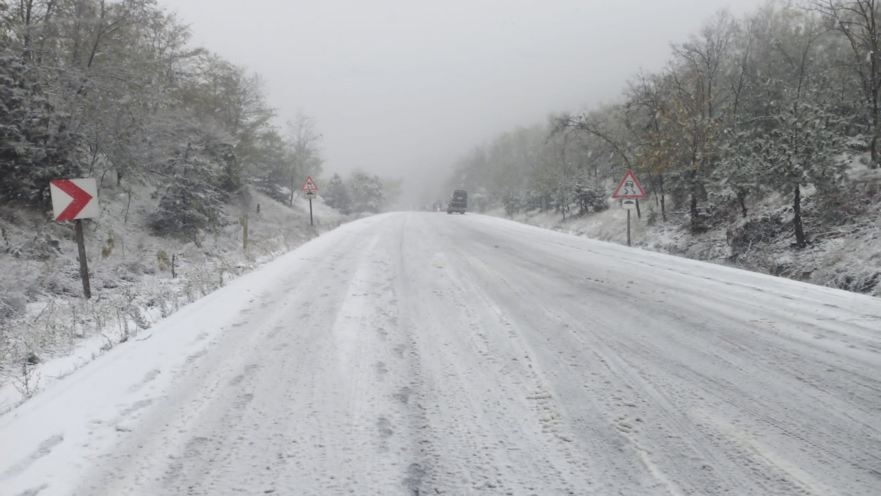 Bursa Kestel’de kar yağışı sebebiyle yollar trafiğe kapandı