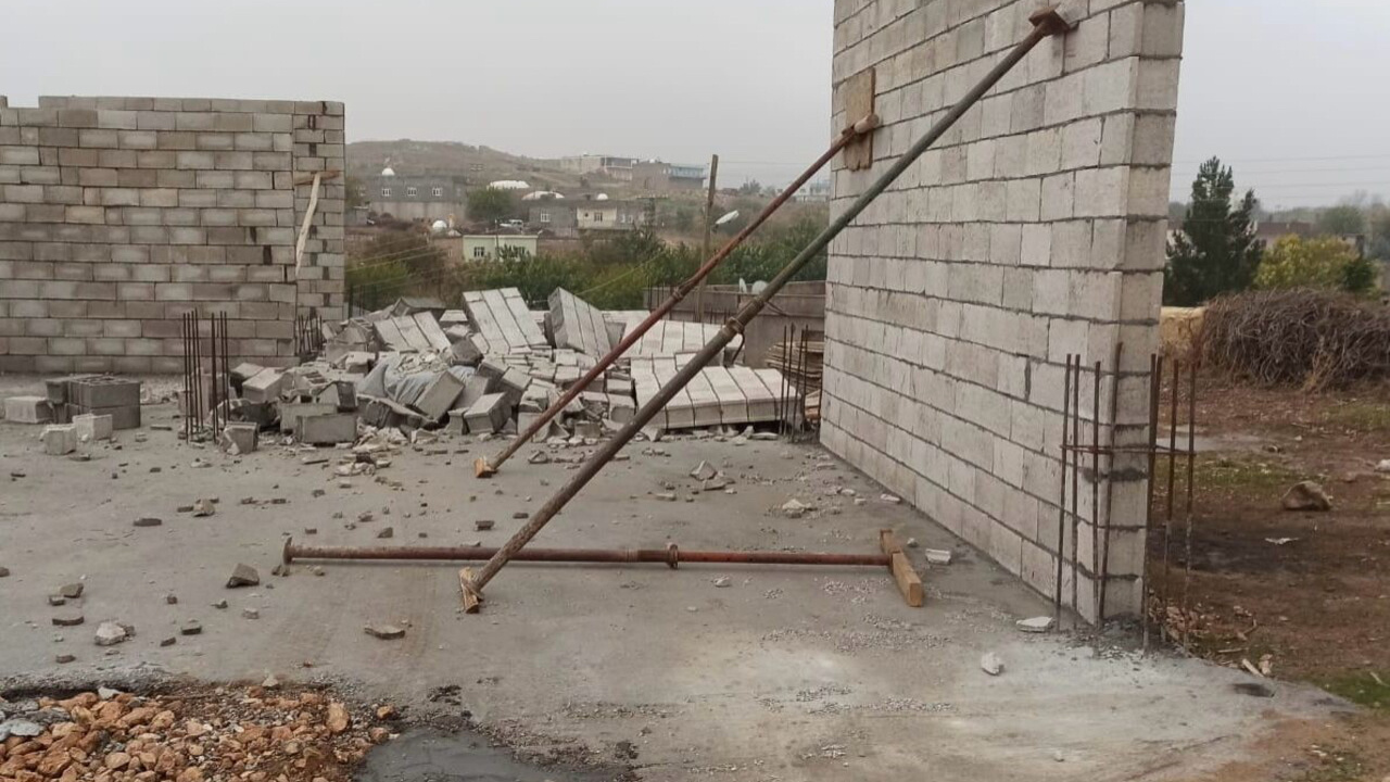 Mardin'de şiddetli rüzgarda inşaat halindeki ev yıkıldı