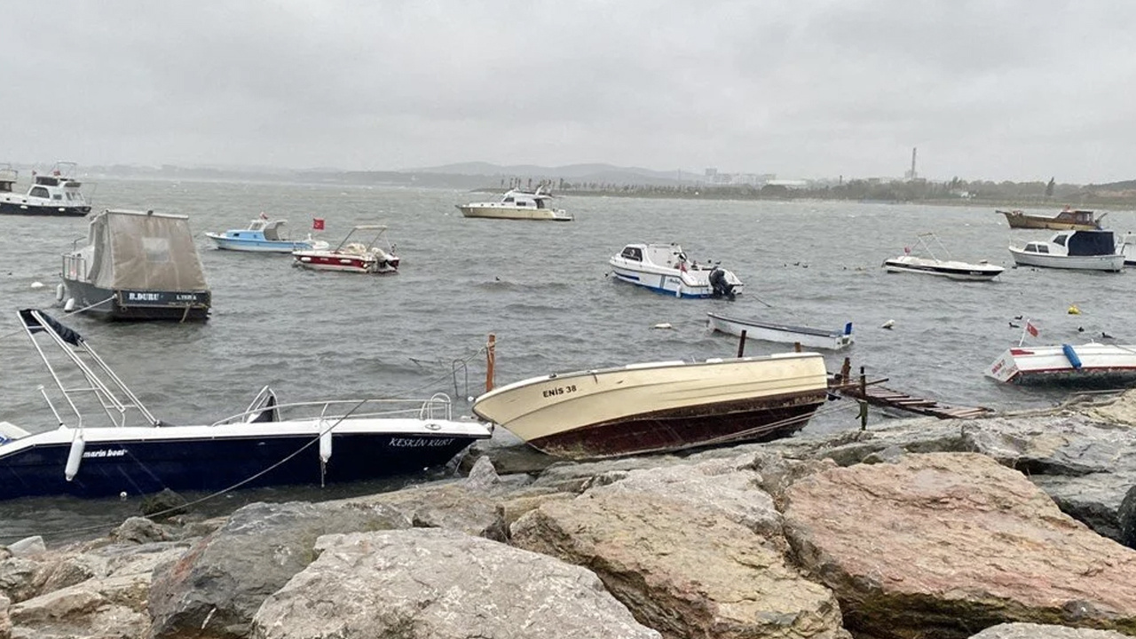 Kocaeli'de şiddetli fırtına: Tekneler karaya vurdu
