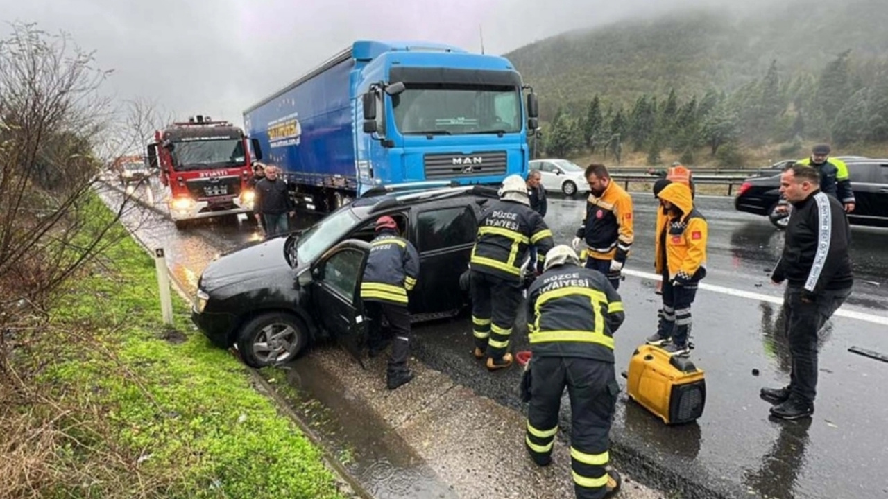 TEM'de feci zincirleme kaza! Yaralı sayısı...