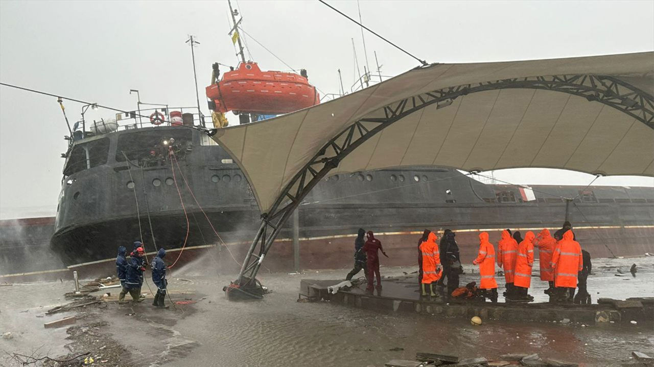 Zonguldak'ta fırtına gemiyi ikiye böldü! Karaya oturan geminin personeli kurtarıldı
