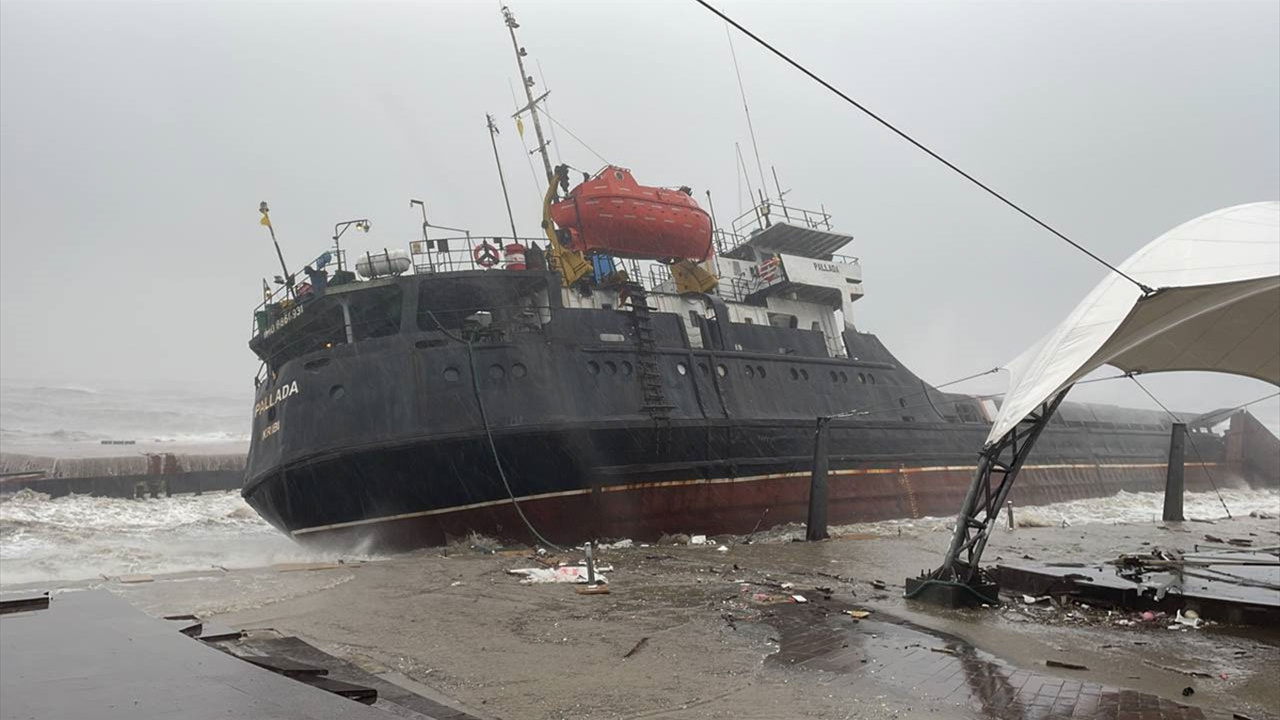Zonguldak'ta fırtına kabusu! Karadeniz’de içinde 12 Türk personel olan bir gemiyle irtibat kesildi!