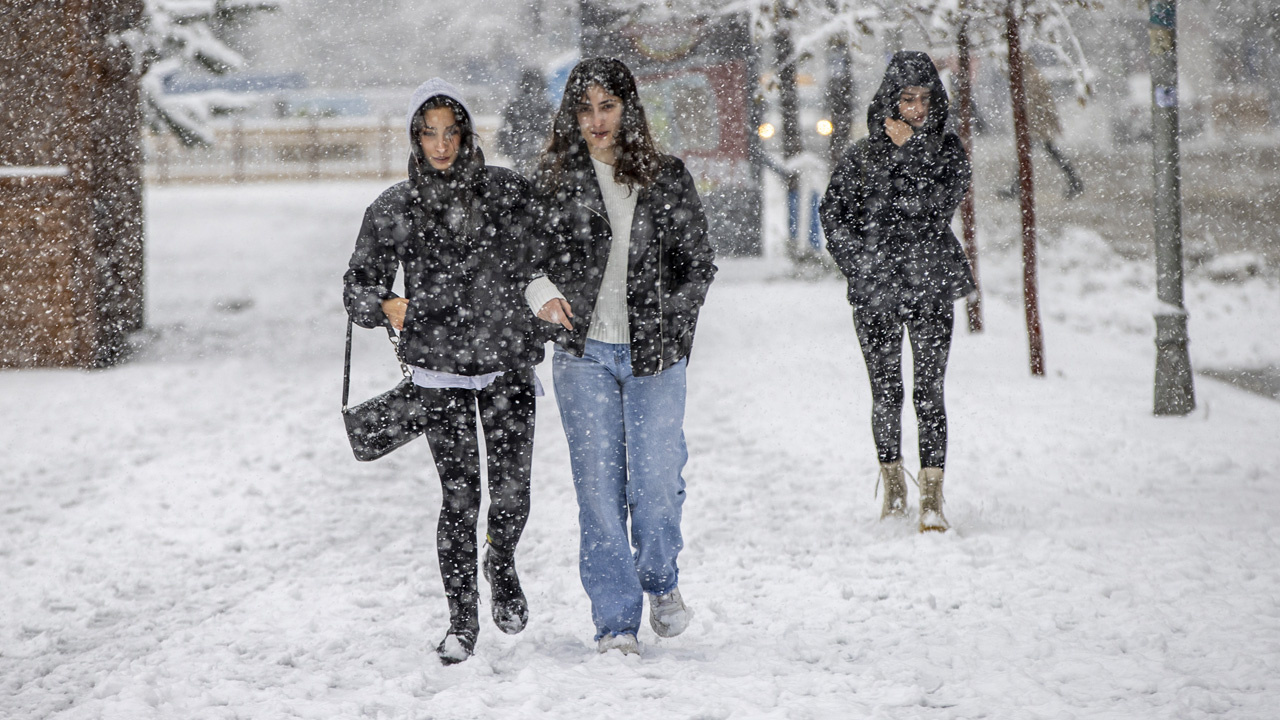 İstanbul'da kış bastırdı! Tekrar kar geliyor! Meteoroloji tarihi açıkladı