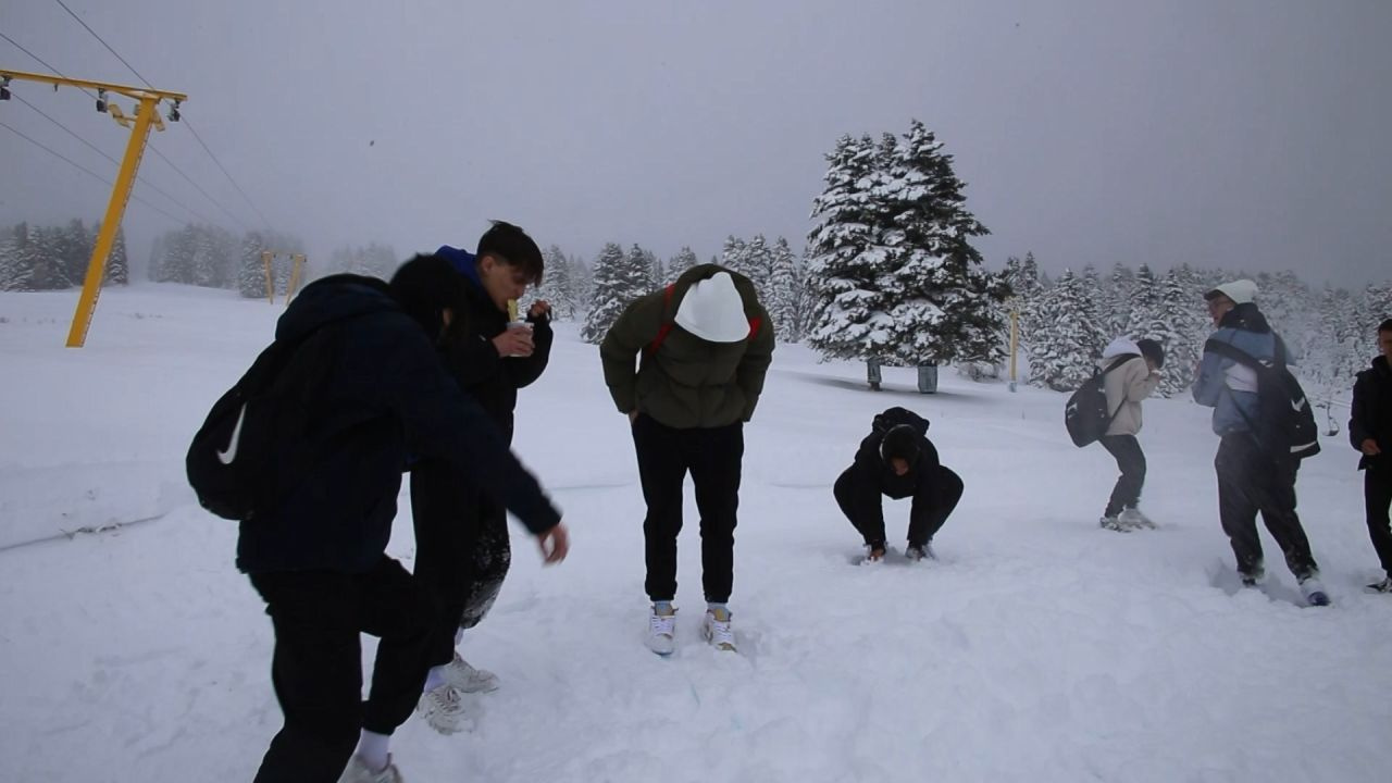 Kar Türkiye'ye hızlı giriş yaptı! Uludağ'da geri sayım başladı, kar kalınlığına bakın