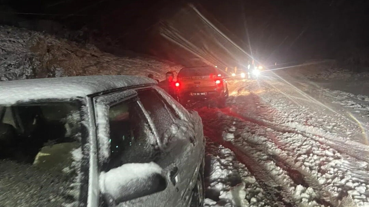 Şırnak’ta şiddetli kar yağışı etkili oldu, araçlar mahsur kaldı