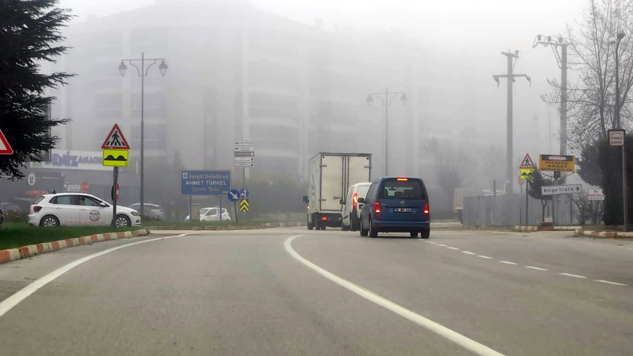 Bursa İnegöl'de sabah saatlerinde yoğun sis sebebiyle hayat durdu