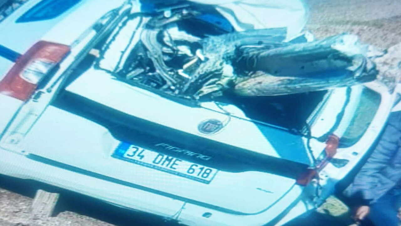 Diyarbakır’da lastiği patlayan araç takla attı, 2 kişi yaralandı