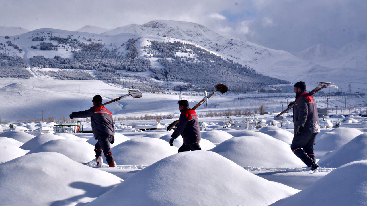Erzurum’da kış mezarları kış kendini hissettirmeden hazırlandı