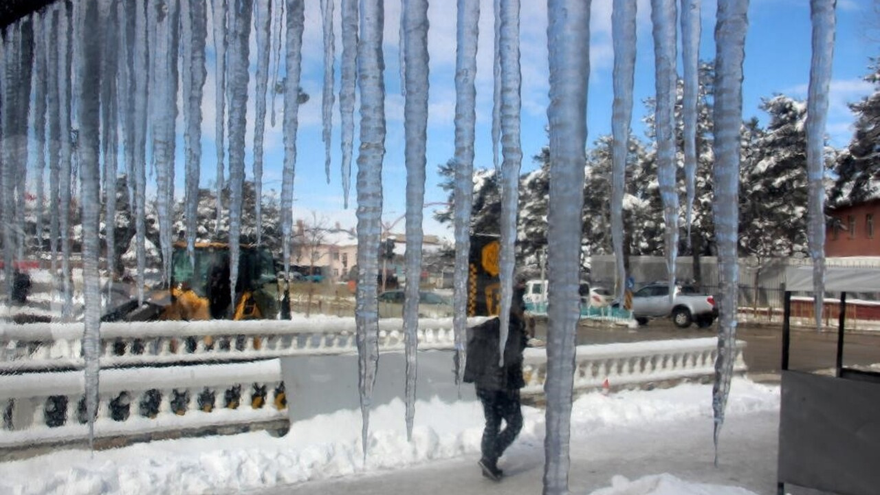 Bayburt'ta dondurucu soğuklar, hava sıcaklığı sıfırın altına düştü