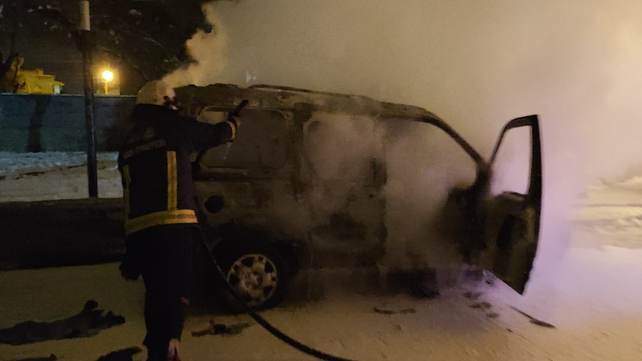 Van'da seyir halindeki kamyonet alev alev yandı, kullanılamaz hale geldi