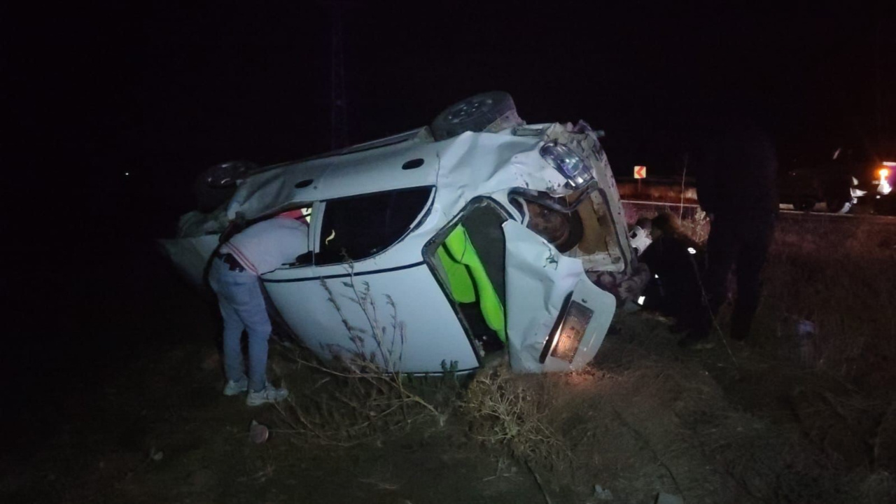Afyonkarahisar'da şarampole devrilen otomobilde 2 kişi yaralandı