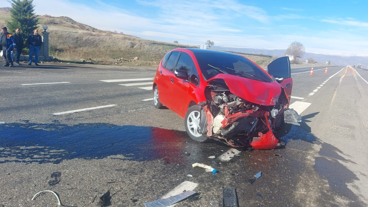 Bingöl'de iki otomobil çarpıştı, kazada 4 kişi yaralandı
