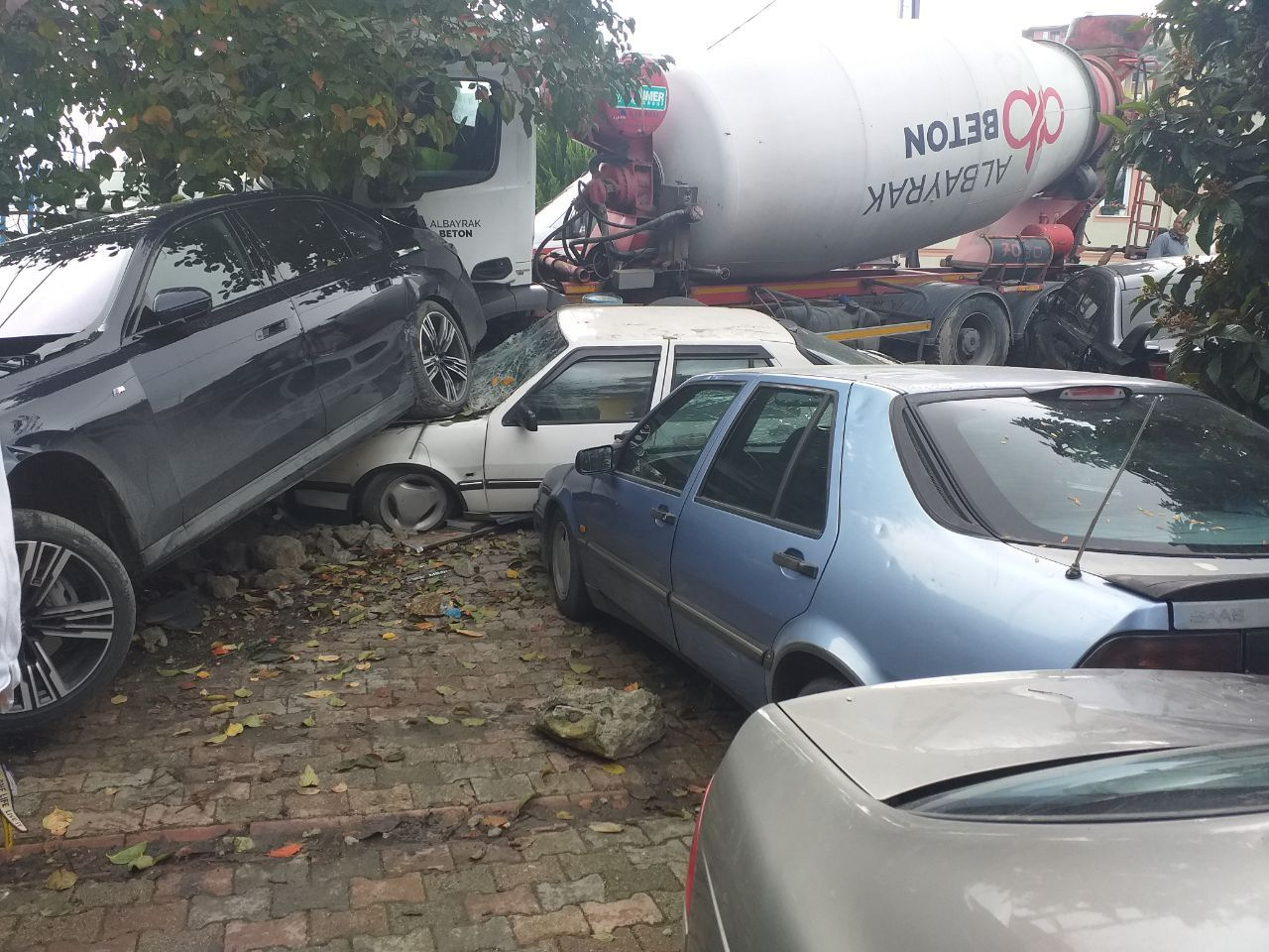 Üsküdar'da ortalık savaş alanına döndü: Beton mikseri 7 araca zarar verdi