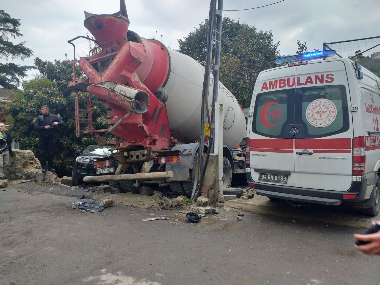 Üsküdar'da ortalık savaş alanına döndü: Beton mikseri 7 araca zarar verdi