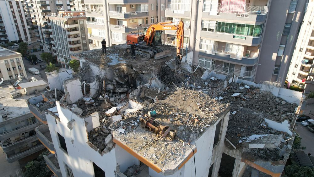 Ağır hasarlı binanın beton bağlama noktasından çıkana bakın, herkes şokta!