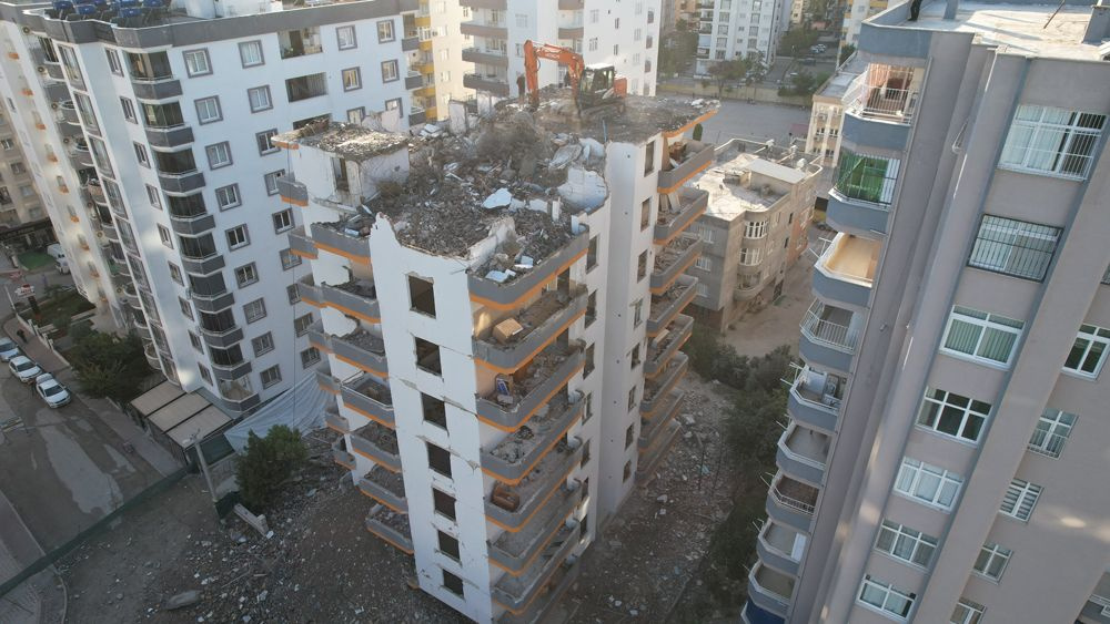 Ağır hasarlı binanın beton bağlama noktasından çıkana bakın, herkes şokta!