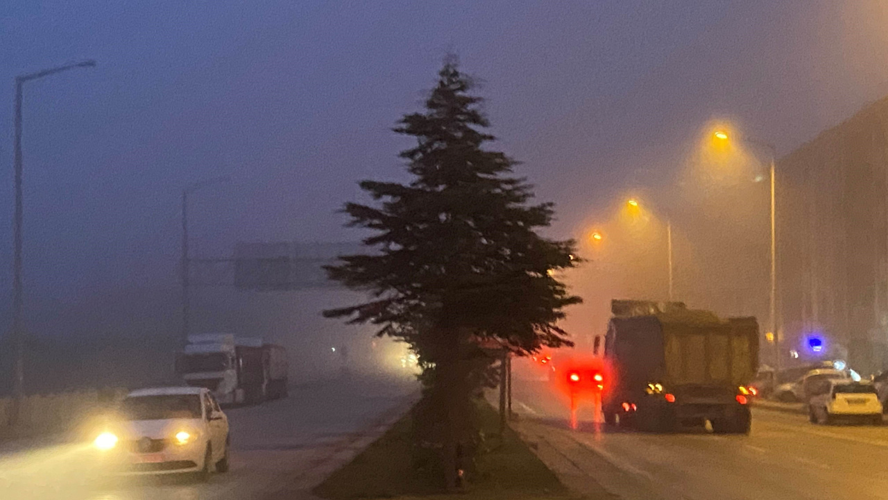 Konya Kulu'da sis trafiği olumsuz etkiliyor, sürücüler zor anlar yaşadı