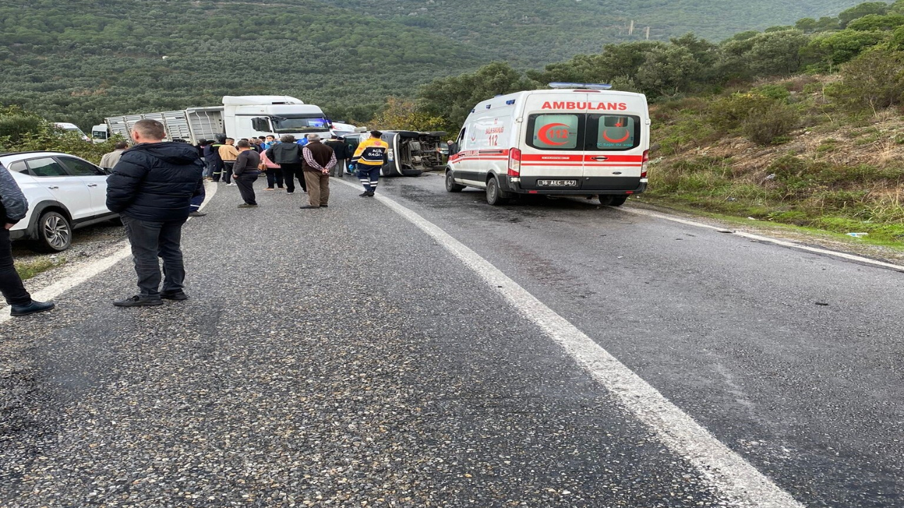 Bursa'da yolcu minibüsü devrildi, 3 kişi yaralandı