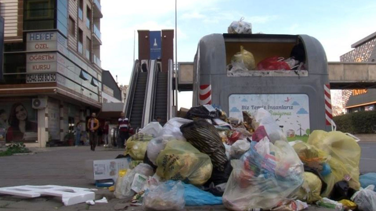 İzmir o ilçesinde her köşe başı çöp yığını!