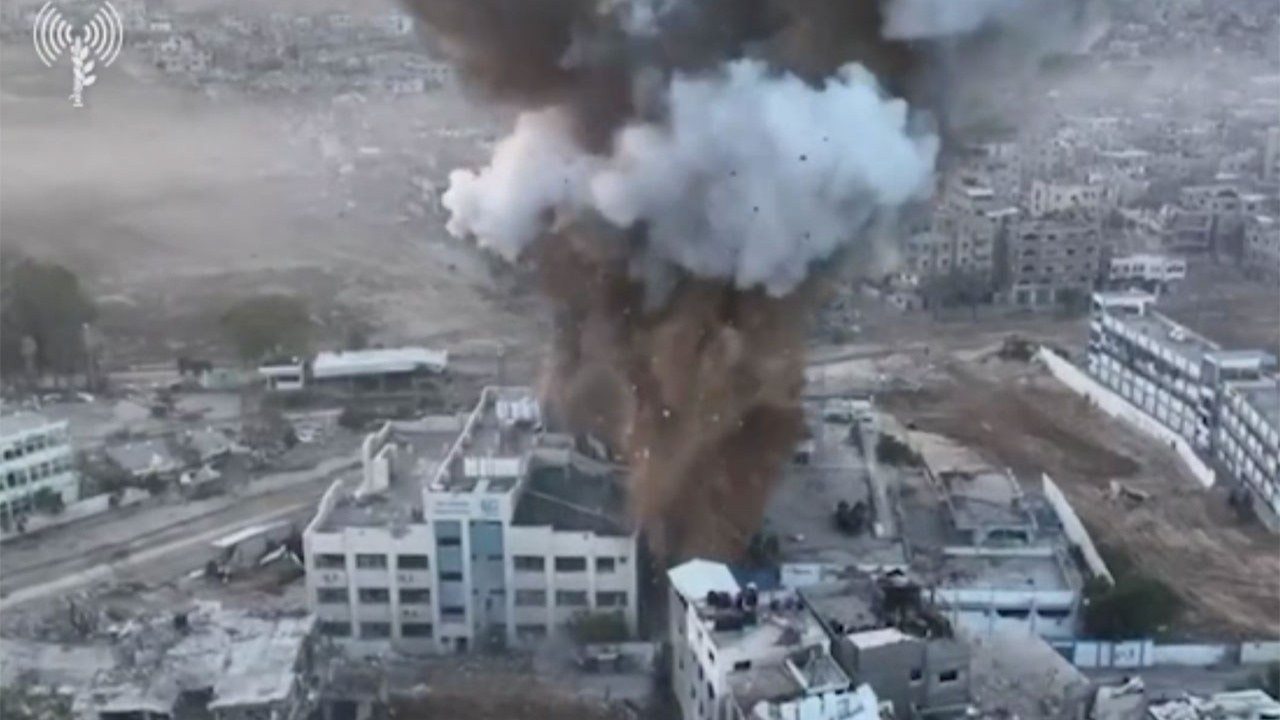 İsrail ordusu insani aradan önce Şifa Hastanesi yerleşkesinin bir kısmını böyle havaya uçurdu