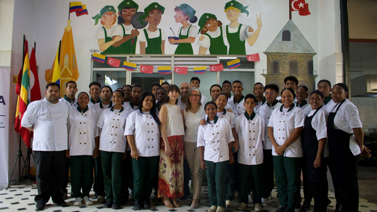 TİKA'dan Kolombiya'daki meslek okuluna makine ve teçhizat desteği
