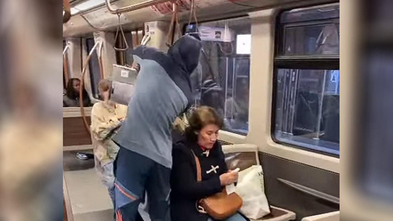 Belçikalı YouTube içerik üreticisi, metro yolcusunun üzerine pislik dolu kovayı boşalttı